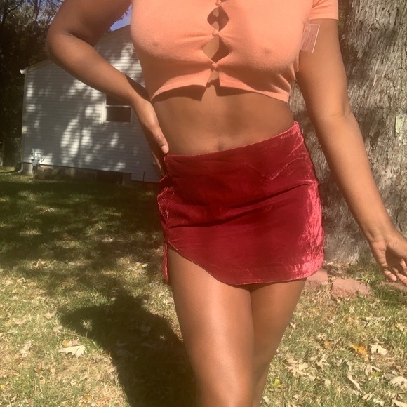 ❌SOLD❌Free People Annalise Side Vent Velvet Mini Skirt Size 4 in Burgundy - Picture 3 of 11